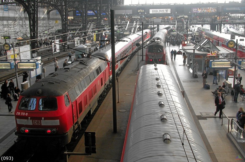 Bahn 093.jpg - Nahverkehr in Hamburg Hbf. Eine Regionalbahn mit Lok 218 170-9 ein Zug mit Lok 218 327-5 sind erkennbar.